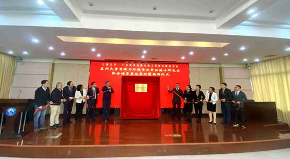 嚴(yán)純?nèi)A院士、李榮華研究員以及與會(huì)嘉賓共同為廣東省環(huán)境微生物工程技術(shù)研究中心-蘭州大學(xué)共建的“蘭州大學(xué)資源與環(huán)境專業(yè)學(xué)位博士研究生聯(lián)合培養(yǎng)基地”揭牌.jpg